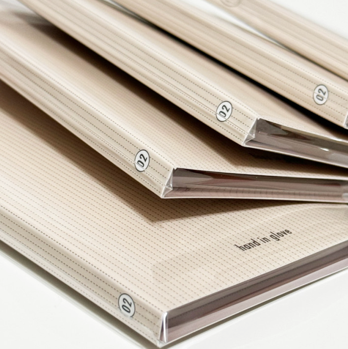 Hand in glove - Memo Book 02